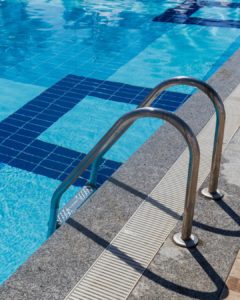 ¡Prepárate para el verano! Asegura la seguridad en tus piscinas con ensayos de resbaladicidad in situ de suelos.